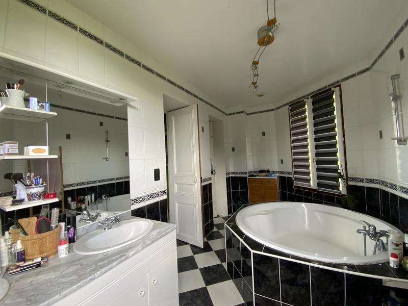 Maison - 235 m² - 9 pièces