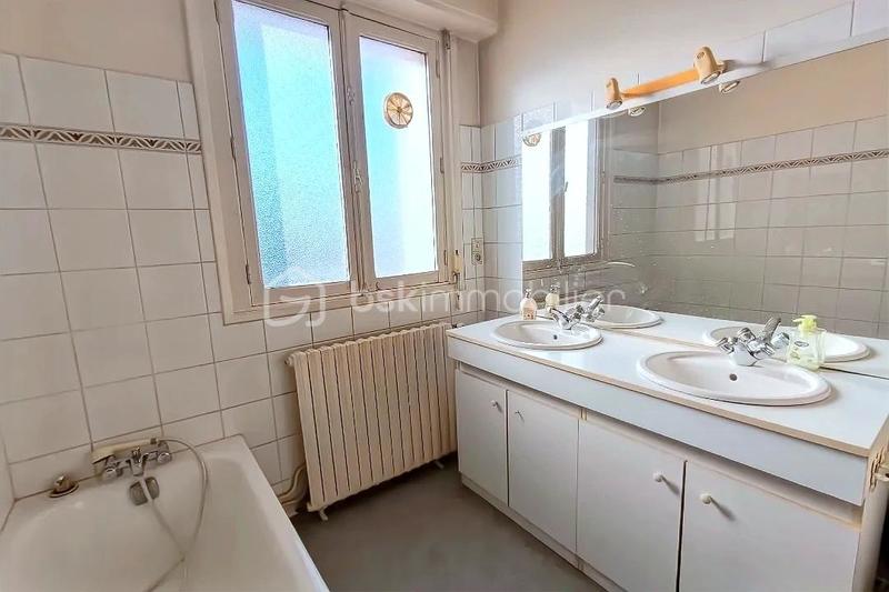 Maison - 230 m² - 8 pièces