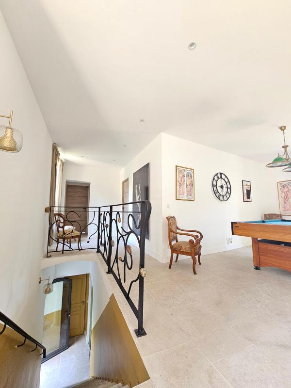 Propriété - 230 m² - 9 pièces