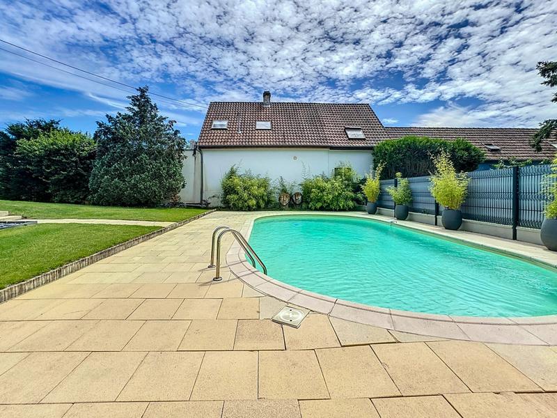 Maison - 180 m² - 9 pièces