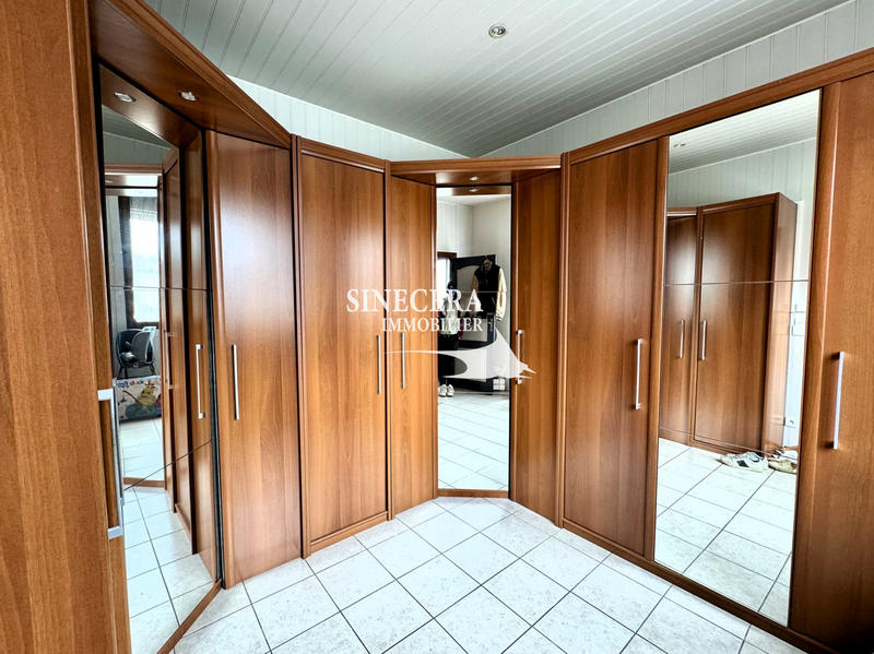 Maison - 243 m² - 10 pièces