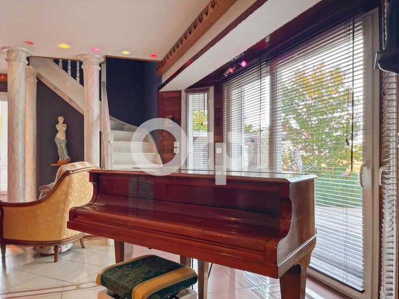 Maison - 220 m² - 6 pièces