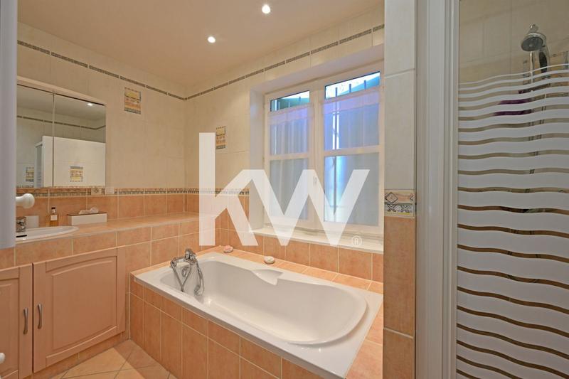 Maison - 285 m² - 8 pièces