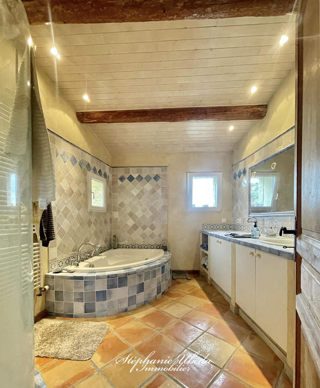 Maison - 235 m² - 6 pièces