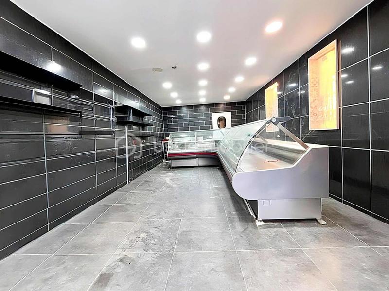 Local commercial - 110 m² - 7 pièces