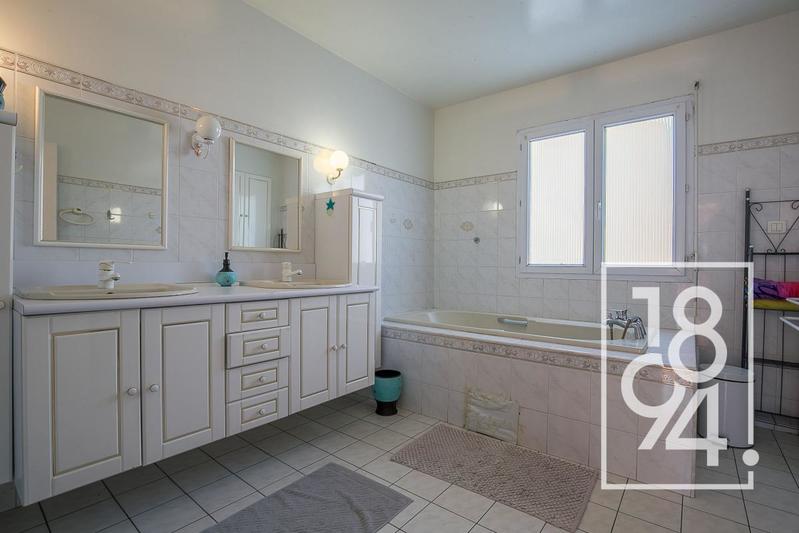 Maison - 211 m² - 10 pièces