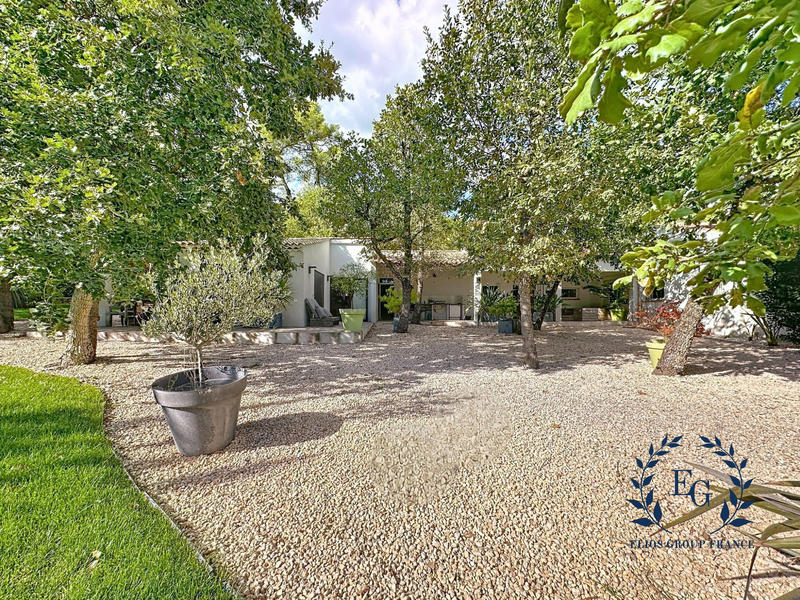 Maison traditionnelle - 207 m² - 7 pièces