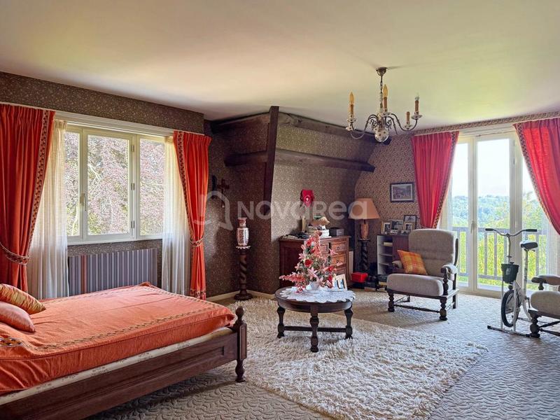 Maison - 241 m² - 8 pièces