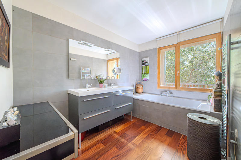 Maison - 300 m² - 10 pièces