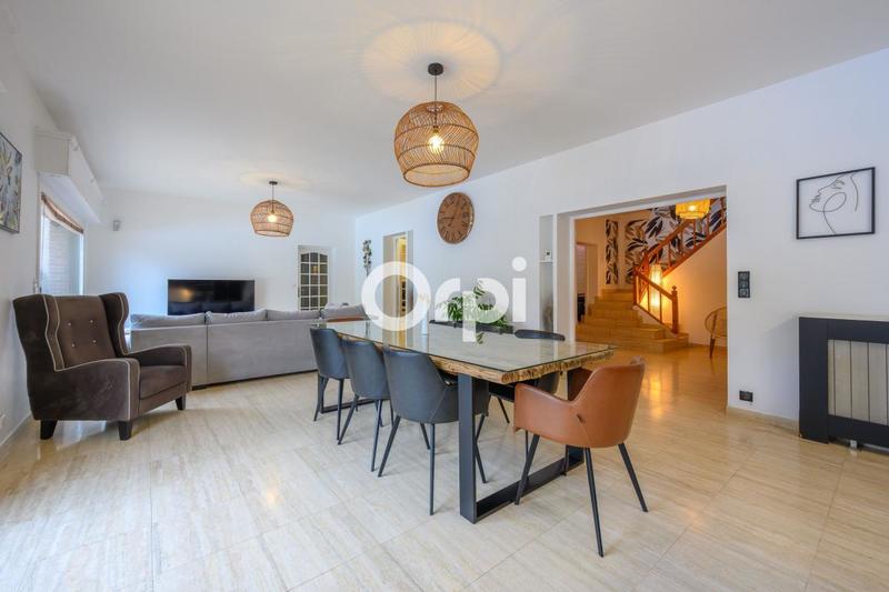 Maison - 250 m² - 6 pièces