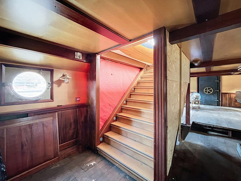 Péniche - 204 m² - 5 pièces