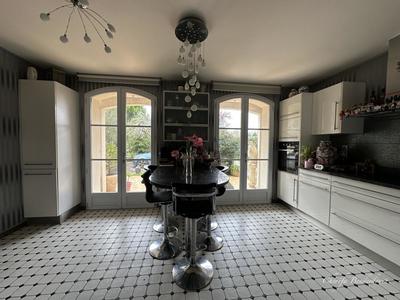 Maison - 300 m² - 10 pièces