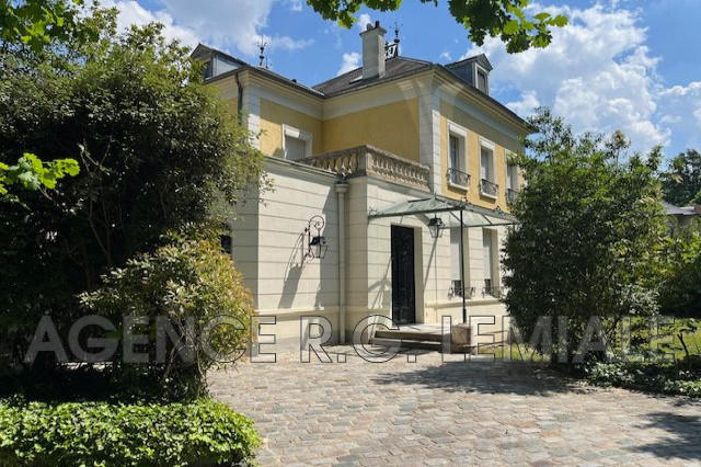 Maison - 326 m² - 12 pièces