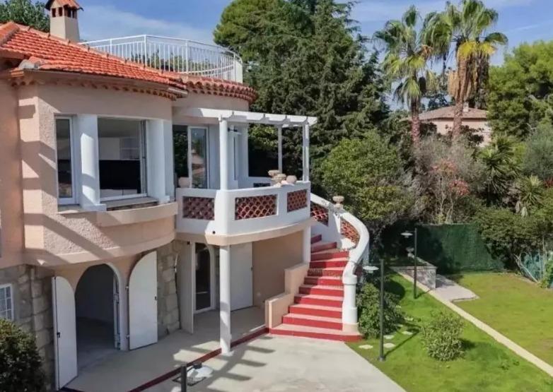 Villa - 260 m² - 10 pièces