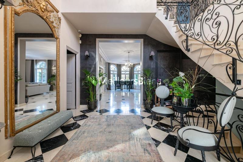 Propriété - 525 m² - 13 pièces