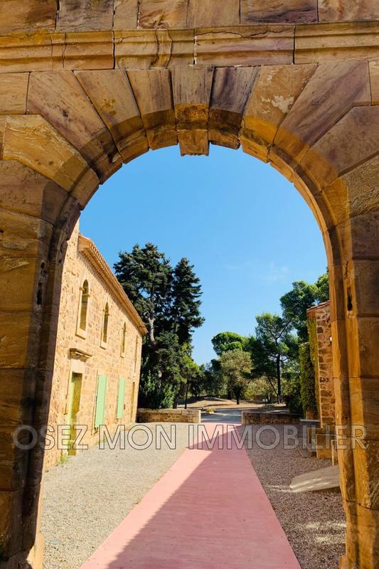 Maison - 3 500 m² - 20 pièces