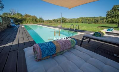 Propriété - 245 m² - 9 pièces