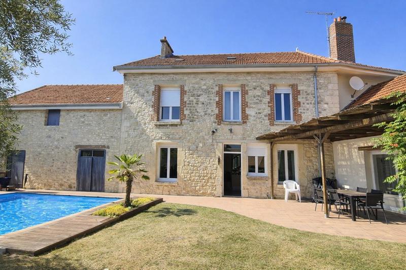 Maison - 275 m² - 11 pièces