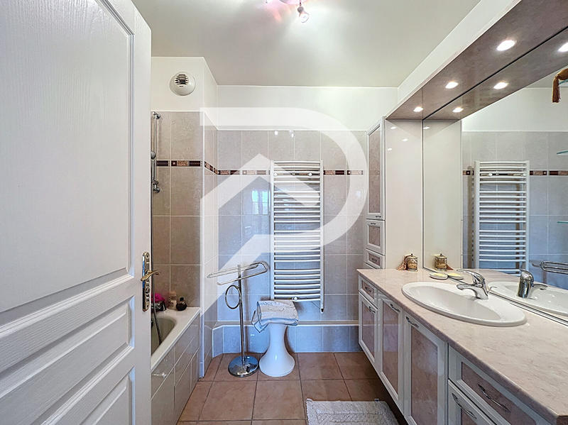 Appartement - 102 m² - 4 pièces