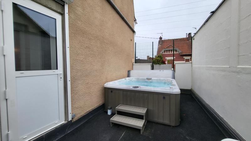 Maison - 305 m² - 10 pièces