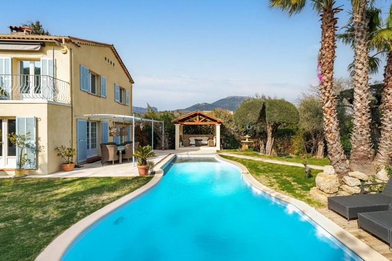 Villa - 217 m² - 8 pièces