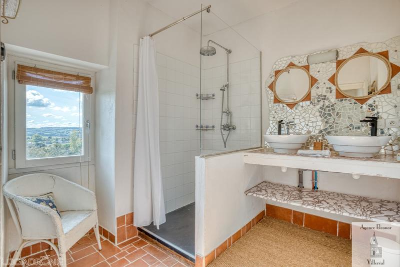 Maison traditionnelle - 195 m² - 7 pièces