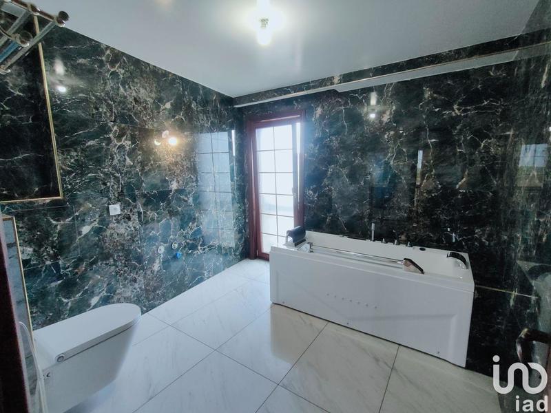 Maison - 215 m² - 8 pièces