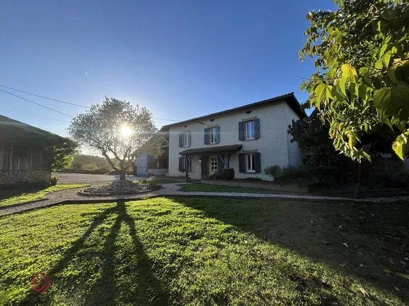 Propriété - 280 m² - 9 pièces