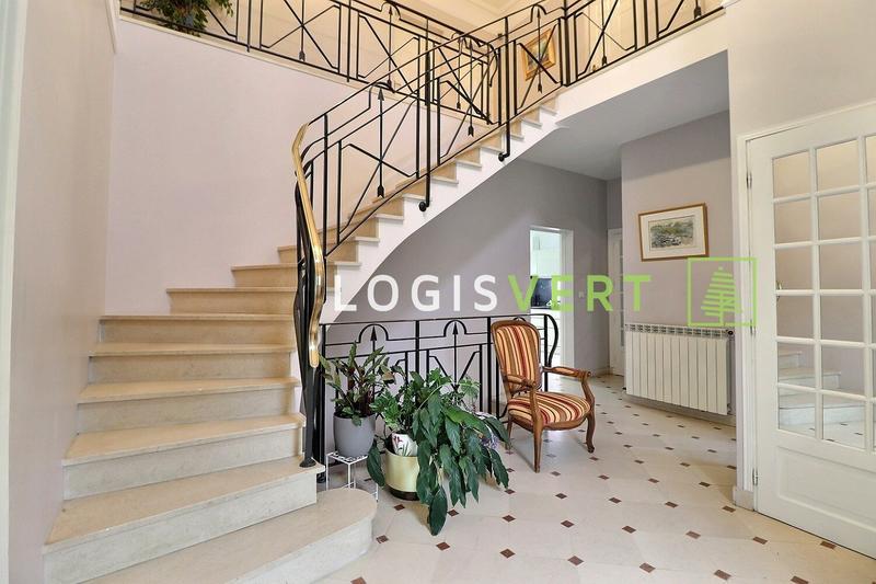 Maison - 225 m² - 9 pièces