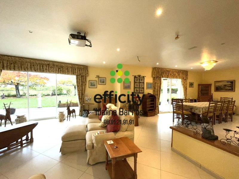 Pavillon - 267 m² - 10 pièces