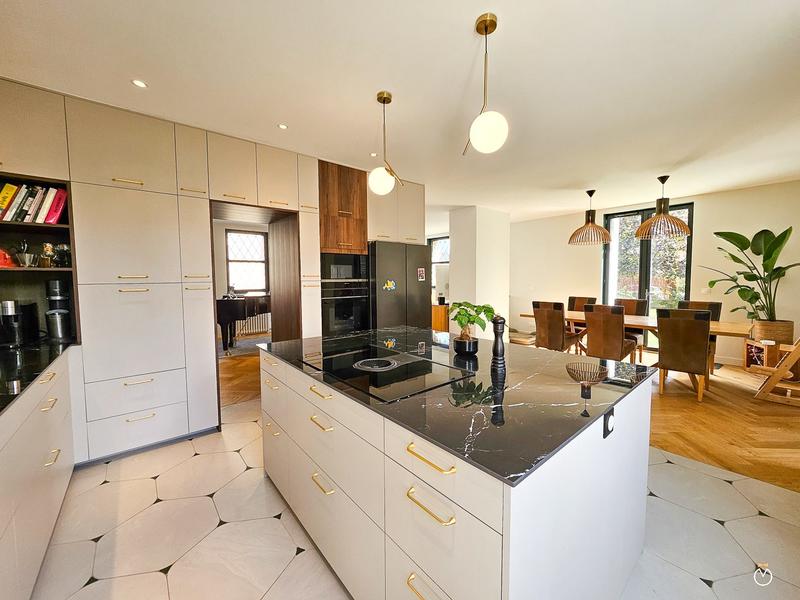 Maison - 311 m² - 10 pièces