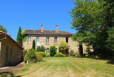 Maison - 1 122 m² - 22 pièces