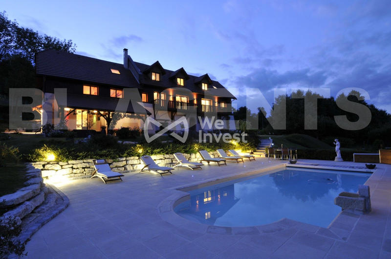 Maison - 344 m² - 8 pièces