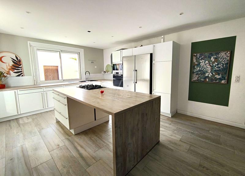 Maison - 250 m² - 8 pièces