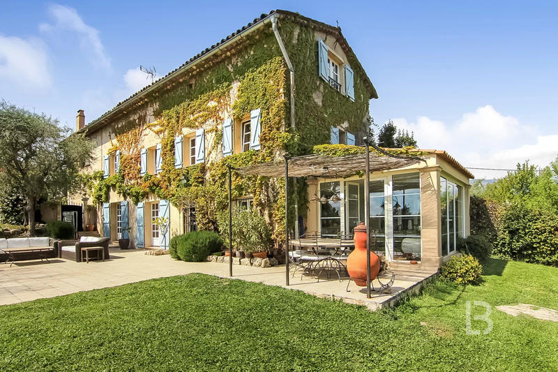 Maison - 213 m² - 7 pièces