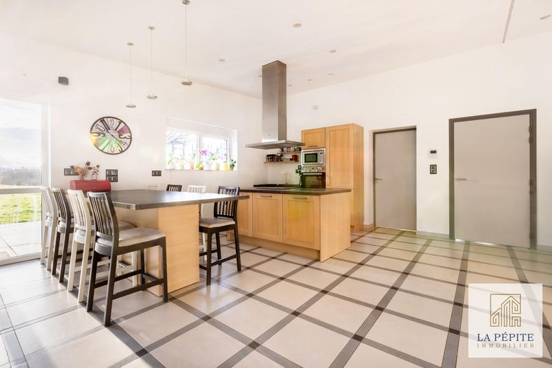 Maison - 240 m² - 8 pièces