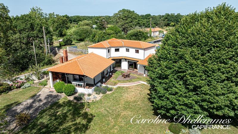 Maison - 218 m² - 8 pièces