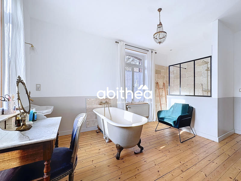 Propriété - 327 m² - 9 pièces