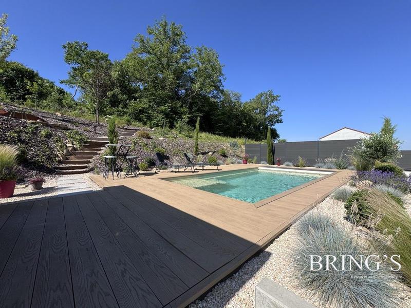 Maison - 221 m² - 7 pièces