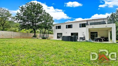 Maison - 205 m² - 8 pièces