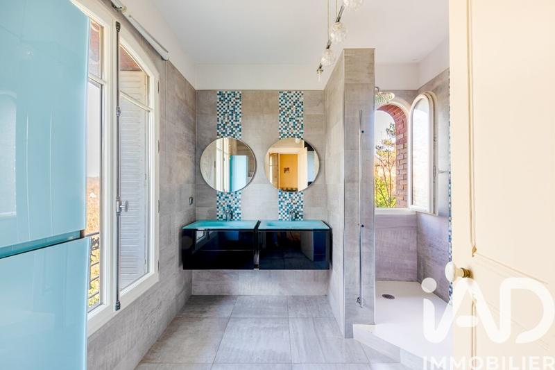 Maison - 210 m² - 11 pièces