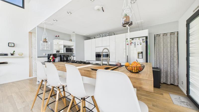 Maison - 232 m² - 7 pièces