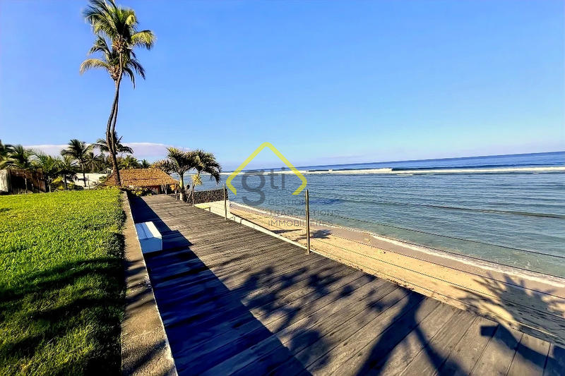 Maison - 240 m² - 8 pièces