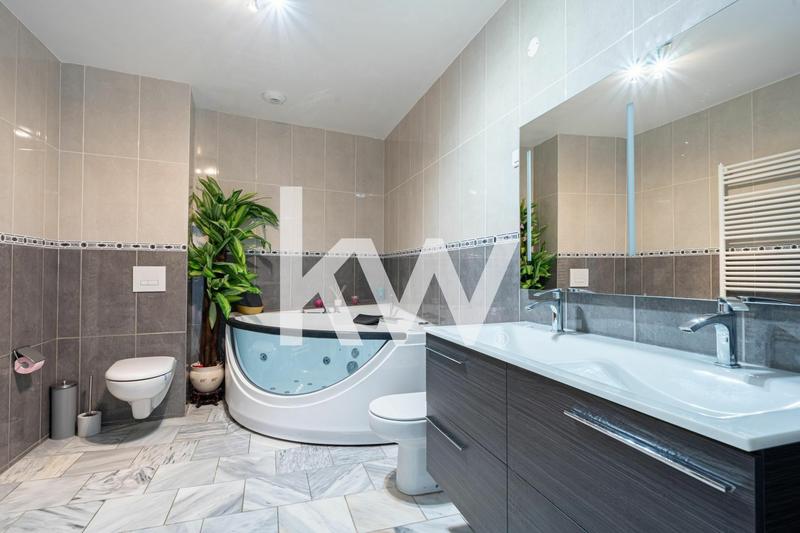 Maison - 250 m² - 8 pièces