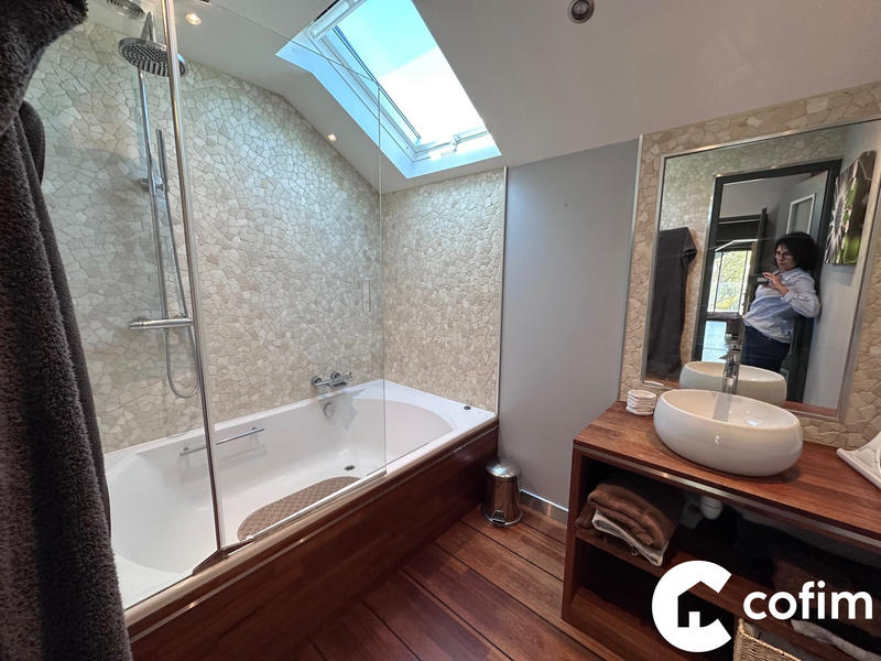 Maison contemporaine - 279 m² - 12 pièces