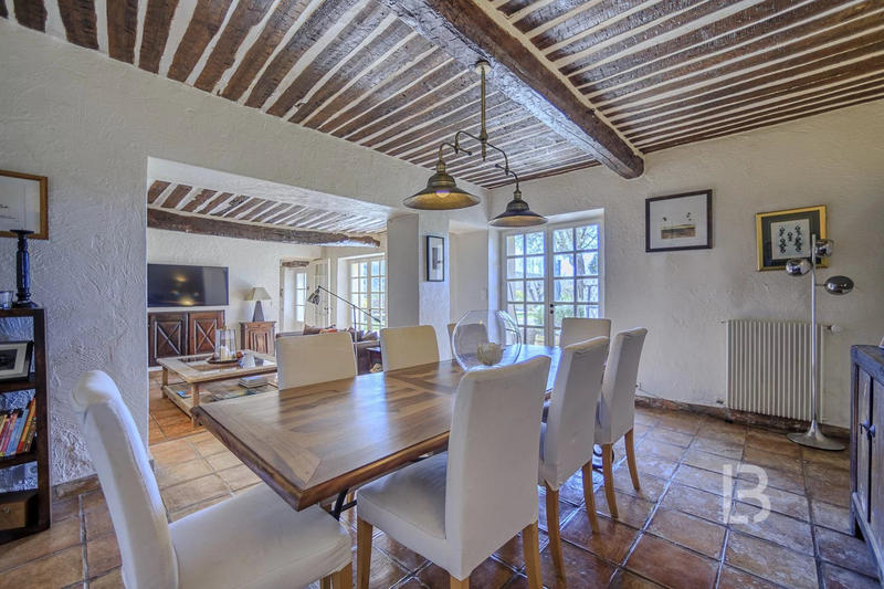 Maison - 213 m² - 7 pièces