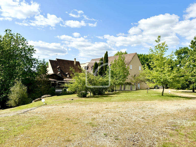 Maison - 1 500 m² - 49 pièces