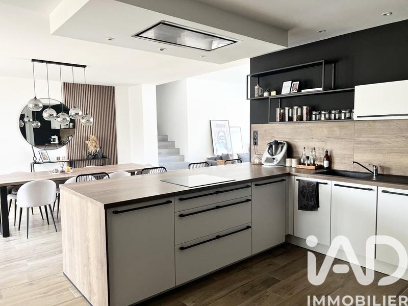 Maison - 187 m² - 9 pièces