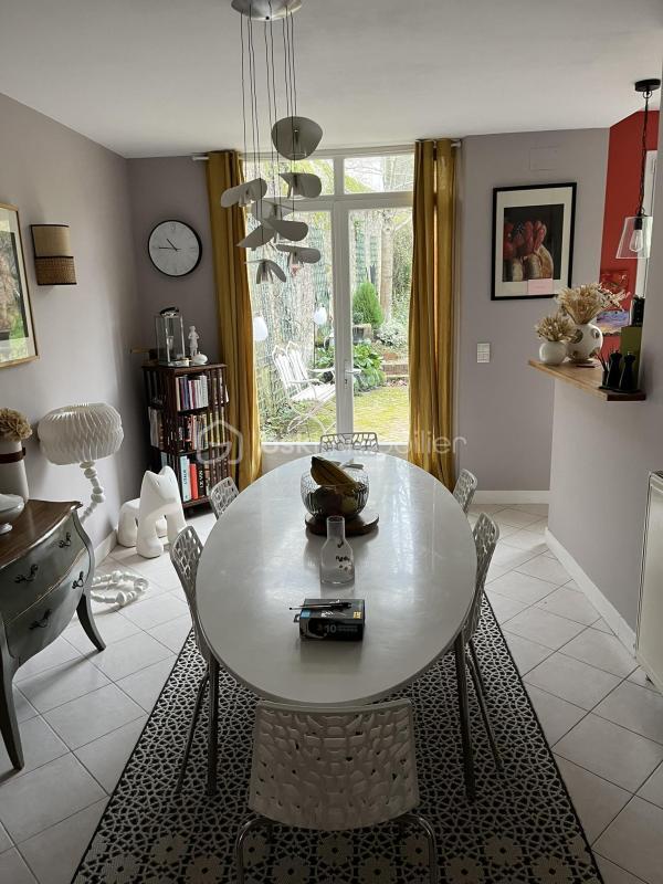 Demeure - 180 m² - 9 pièces