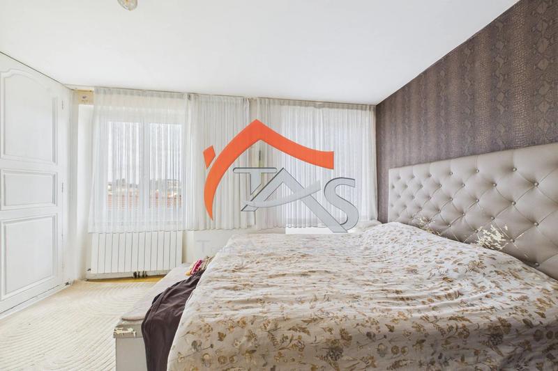 Appartement - 94 m² - 9 pièces